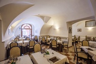 gay Bergwandern am Gardasee -  unser Hotel-Restaurant im historischen Tonnengewölbe