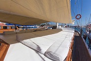 gay segeln/sail - unser Boot - Sonnenliegen auf Deck