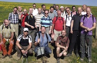 gay Wandern-Bergwandern - unsere gut gelaunten Wanderer auf einer blühenden Eifel-Kuhwiese