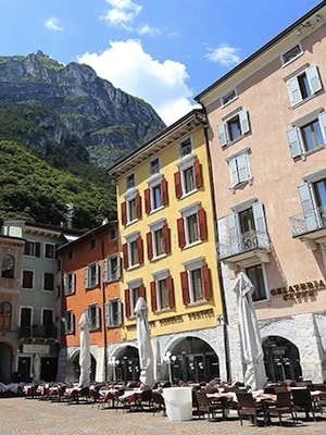 gay Bergwandern Gardasee- unser Hotel befindet sich in diesen 3 historischen Häusern: Orange, gelb und rosa.
