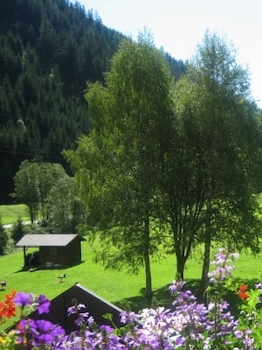 gay Bergwandern - toller Blick vom Hotelbalkon in die Natur - Urlaub in den österreichischen Alpen