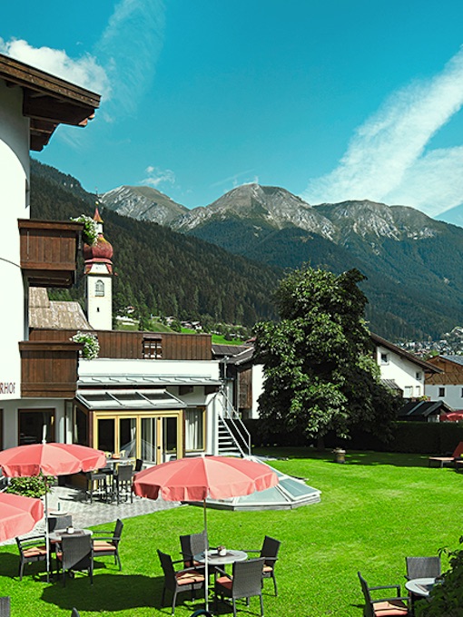 gay Bergwandern im Stubaital / Tirol - der Hotelgarten mit traumhafter Bergsicht
